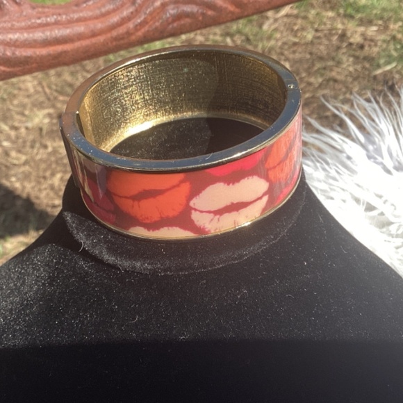 NWT Ulta Hinged LipPrint GoldTone Bracelet - Picture 2 of 6